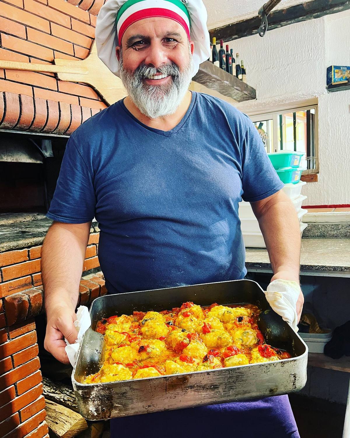 Le chef sortant un plat du four